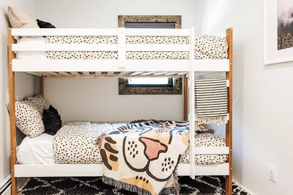 Bedroom, bunk bed