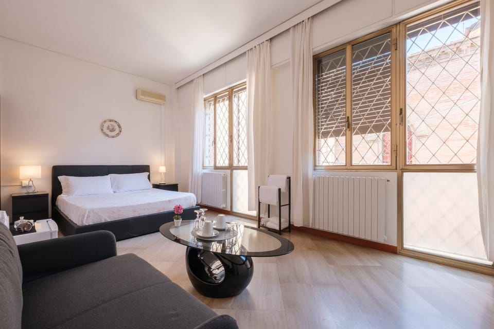 Bed, Photo of the whole room, Seating area, Bedroom