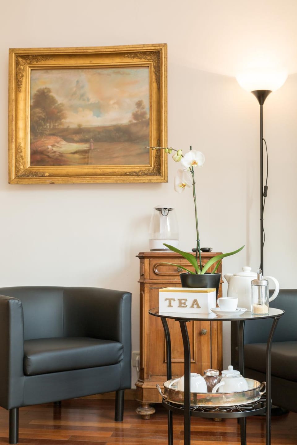 Coffee/tea facilities, Decorative detail, Seating area