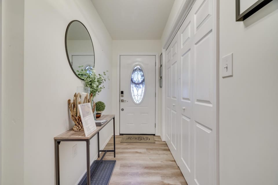 7 Mi to Camelback Mtn: Chic Penn Estates Home House in Stroud Township
