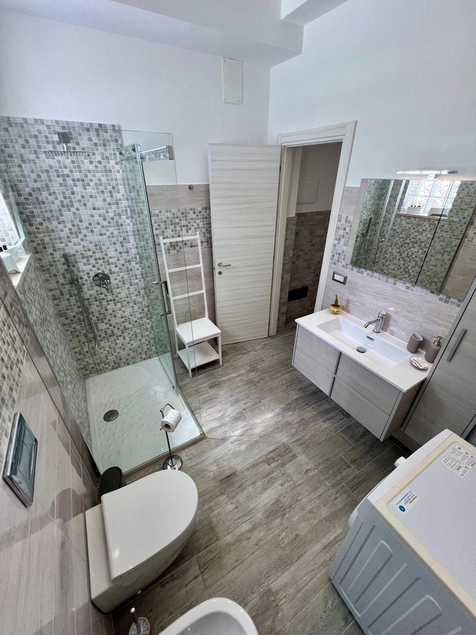 Shower, Toilet, Bathroom, bidet, towels, washing machine