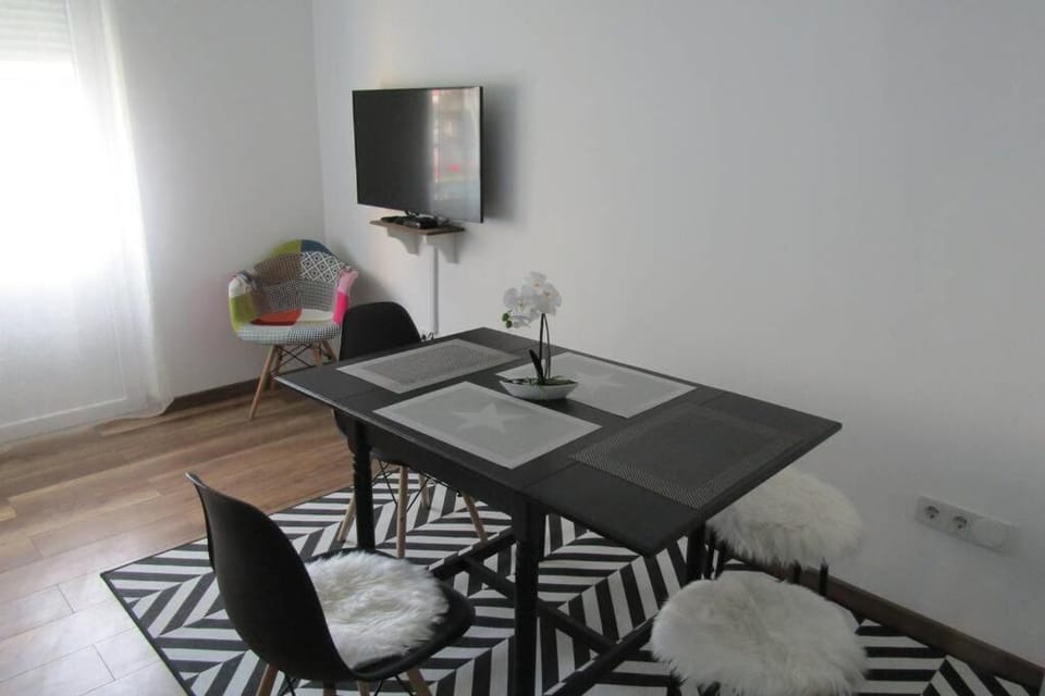 TV and multimedia, Living room, Seating area, Dining area