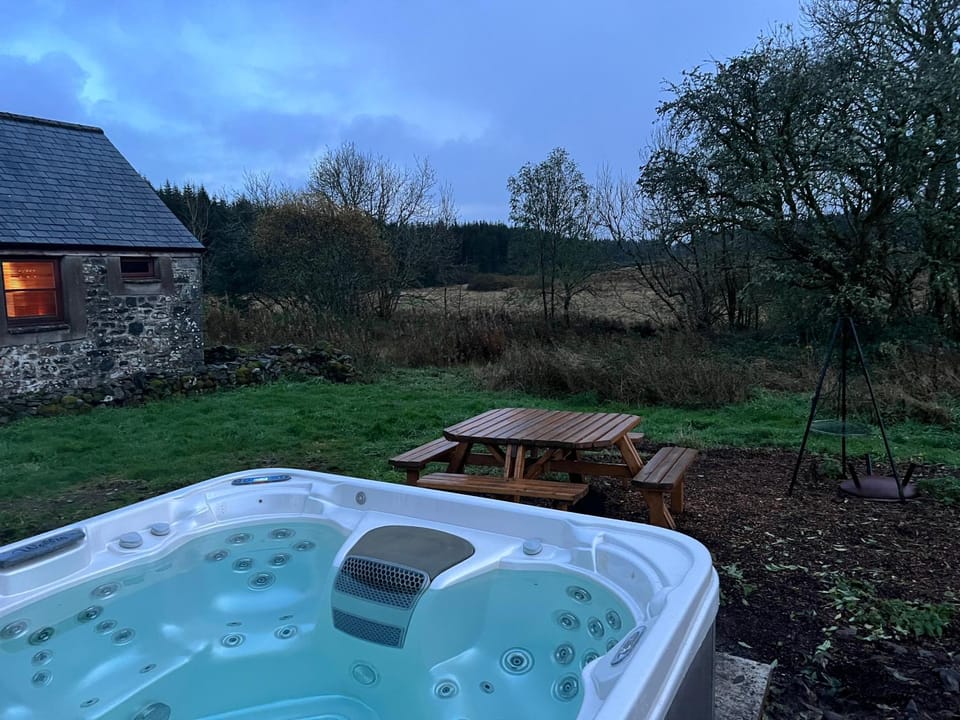 Ochiltree cottage House in England