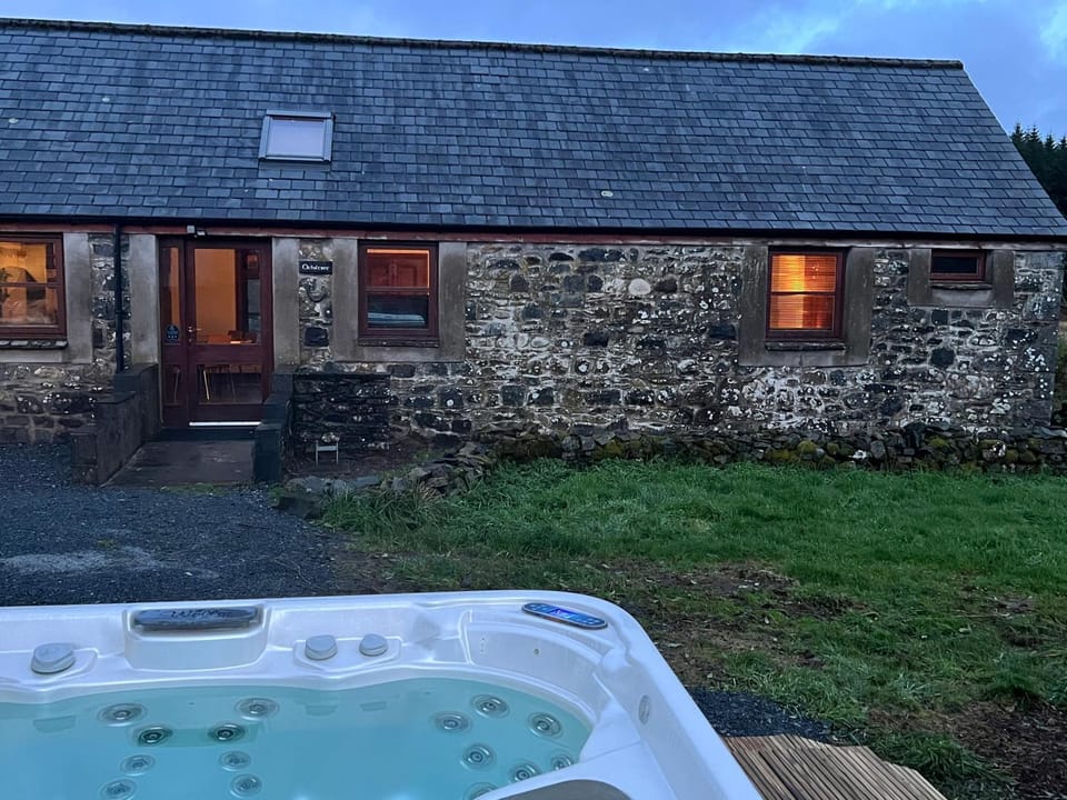 Ochiltree cottage House in England