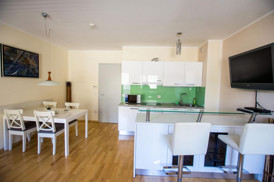 TV and multimedia, Kitchen or kitchenette, Living room, Seating area, Dining area