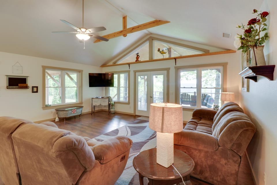 'Bullfrog Bluff' Mountain View Cabin w/ Deck! Cabin in Arkansas