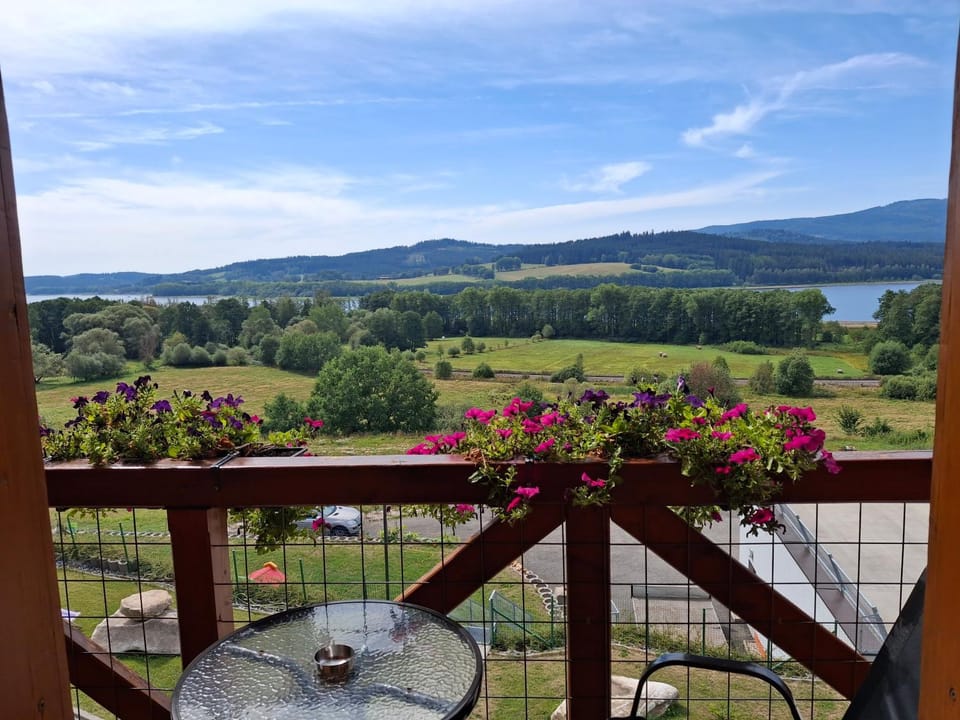 Day, Natural landscape, Balcony/Terrace, Seating area, Lake view, Mountain view