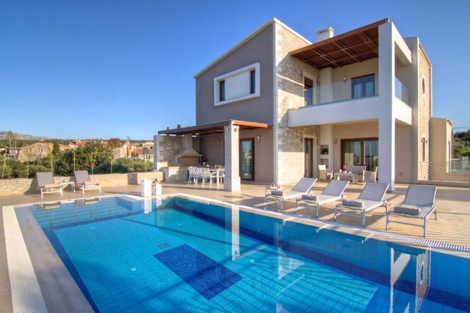 Property building, Day, Pool view, Swimming pool, sunbed