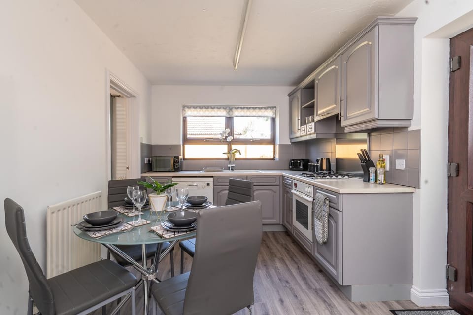 CENTRAL MK- 3Bed, 2 Bath house for LONG TERM CONTRACTOR Stays, free parking for 2 vehicles, DESK & GARDEN space managed by CHIQUE PROPERTIES LTD House in Milton Keynes