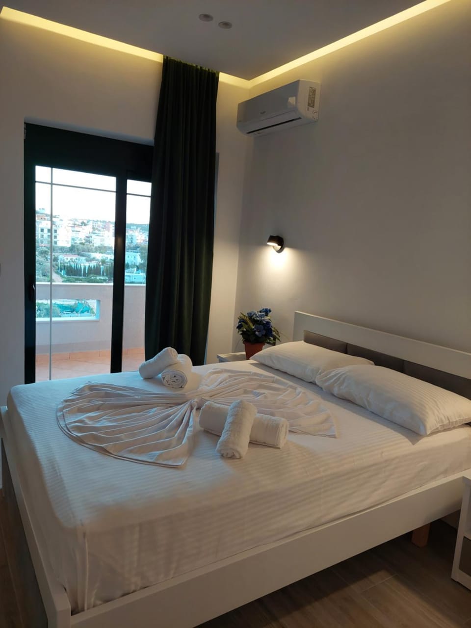 Bed, Bedroom, towels, air conditioner