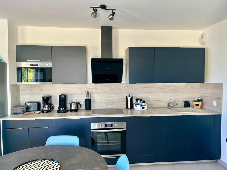 Coffee/tea facilities, dishwasher, minibar, pet friendly, stove, toaster, washing machine, kitchen