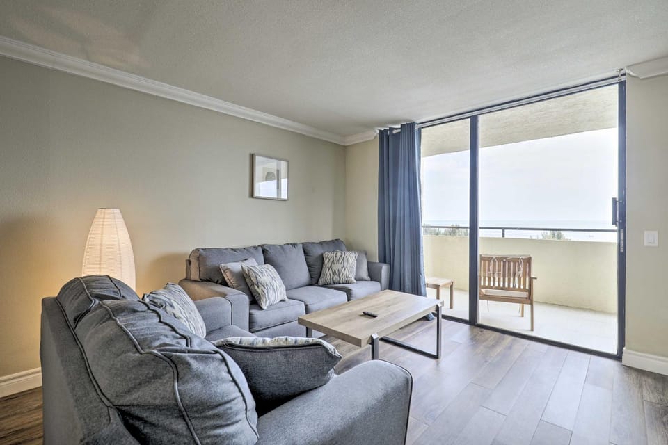 Waterfront Resort Condo w/ Private Beach & Pool House in Hudson