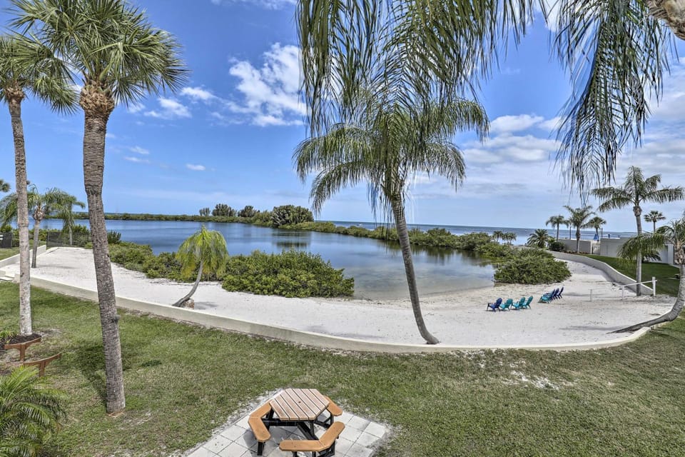 Waterfront Resort Condo w/ Private Beach & Pool House in Hudson