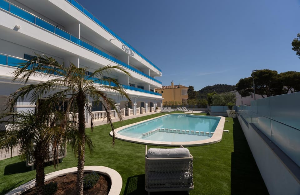 Day, Pool view, Swimming pool, sunbed