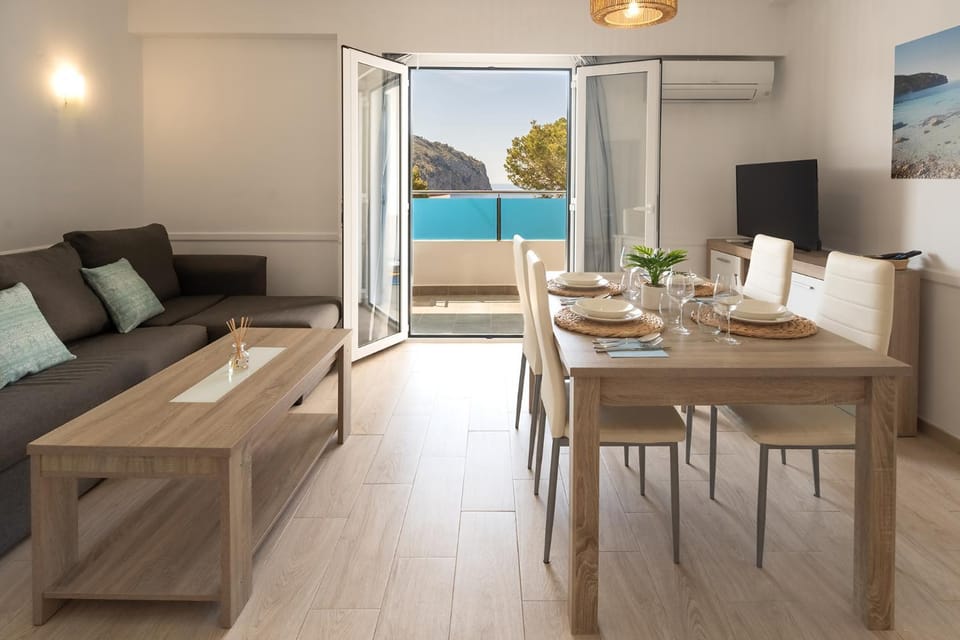 Communal lounge/ TV room, TV and multimedia, Living room, Seating area, Dining area