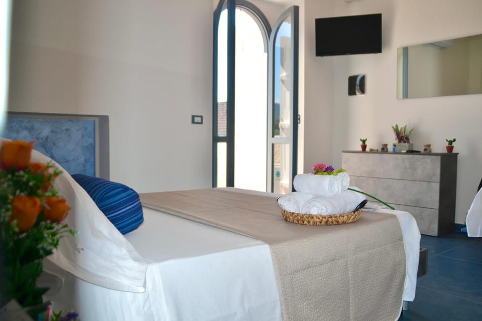 Bed, TV and multimedia, Photo of the whole room, Bedroom, towels