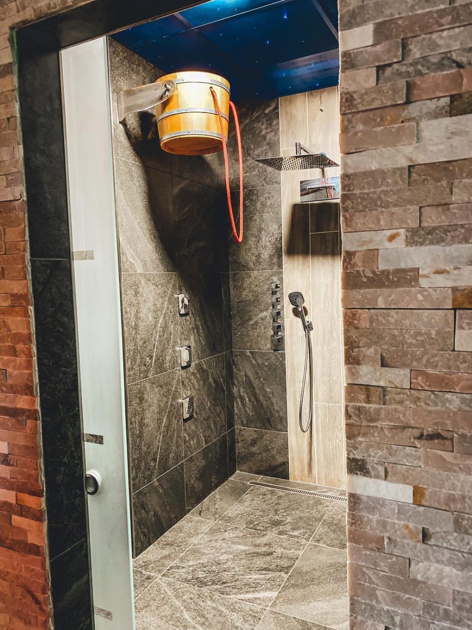 Shower, Spa and wellness centre/facilities