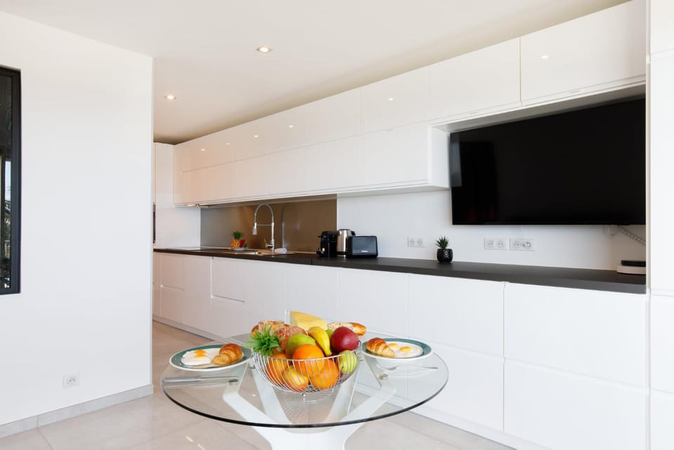 TV and multimedia, Coffee/tea facilities, Seating area, Dining area, Sea view, hair dresser, locker, storage, toaster, washing machine, kitchen