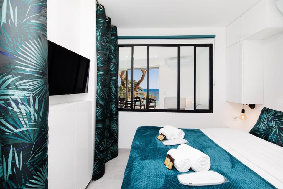 Bed, TV and multimedia, Photo of the whole room, Bedroom, Sea view, Sea view, storage, storage, towels, air conditioner, air conditioner