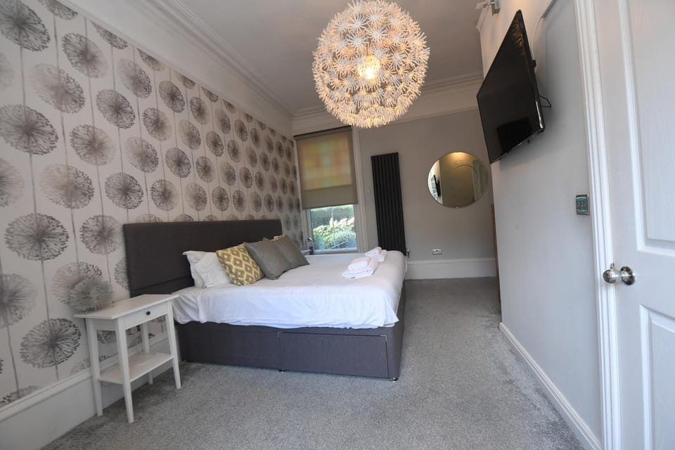 Bed, TV and multimedia, Bedroom