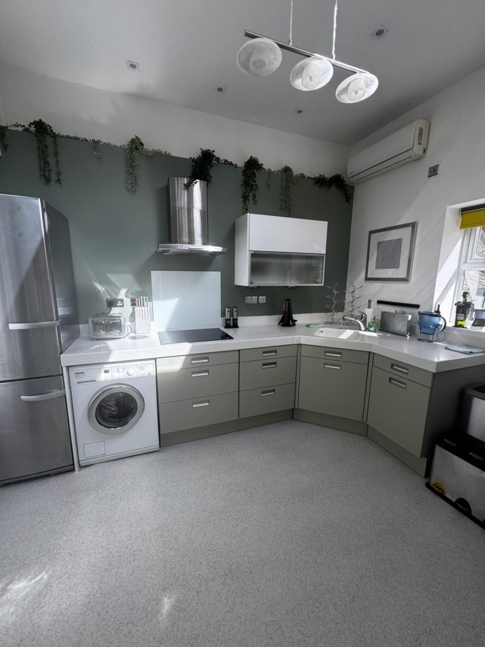 Kitchen or kitchenette, dishwasher, stove