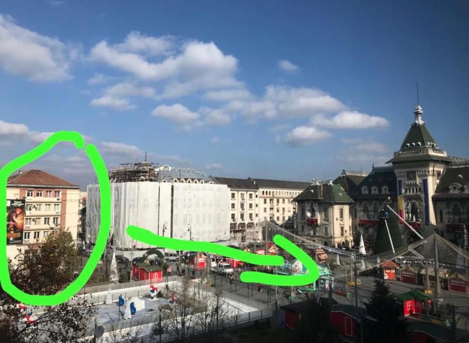 Black&White Studio Ultracentral Apartment in Craiova