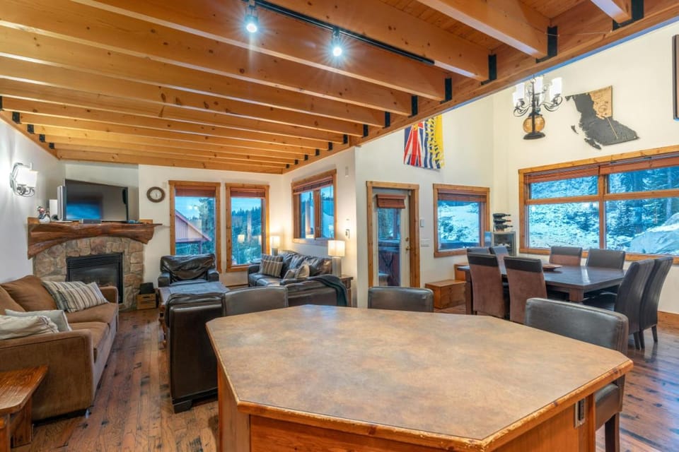 Forest Lane Hideaway Sleeps 18 wPrivate Hot Tub House in British Columbia