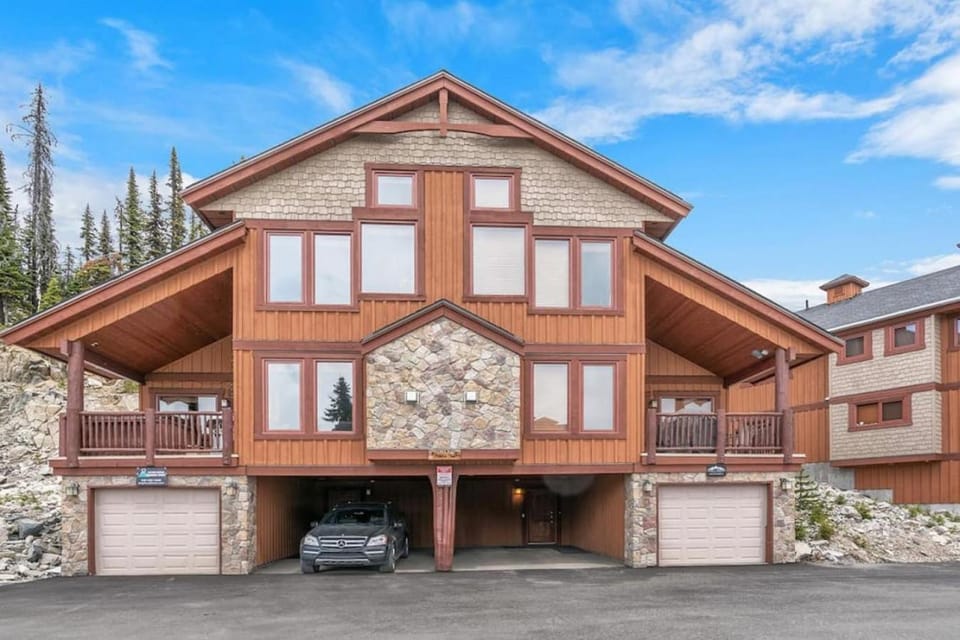Forest Lane Hideaway Sleeps 18 wPrivate Hot Tub House in British Columbia