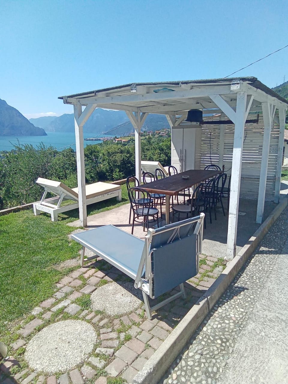 Property building, Dining area, Lake view, sunbed