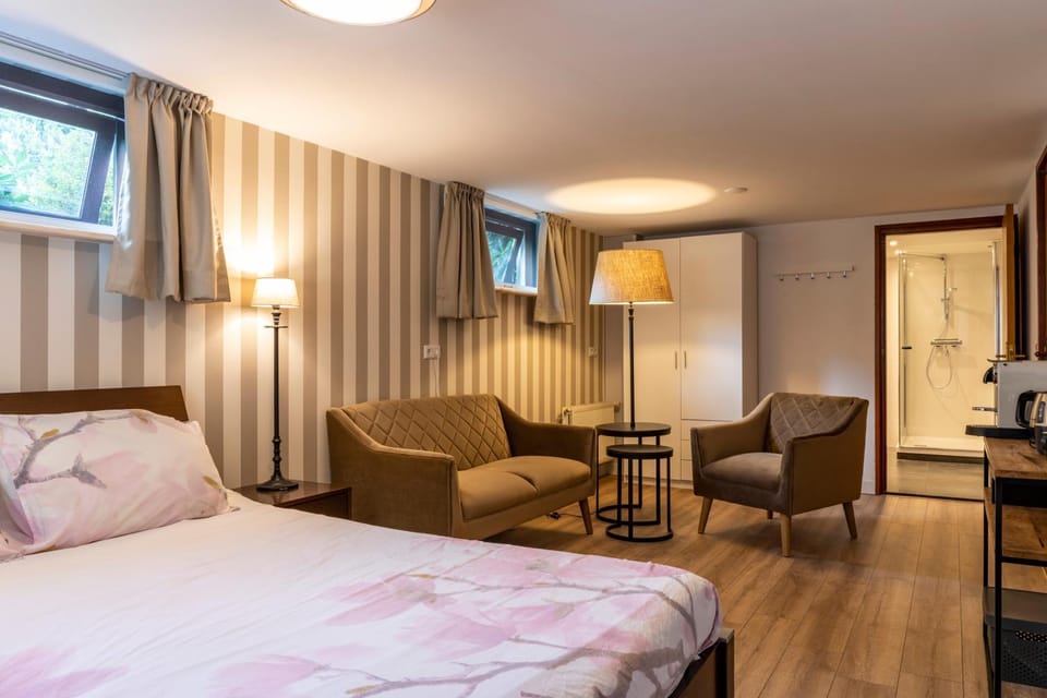 Bed, Photo of the whole room, Seating area
