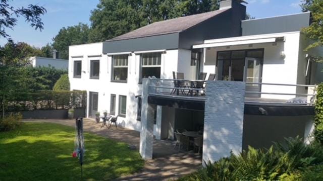 Property building, Day, Garden, Balcony/Terrace