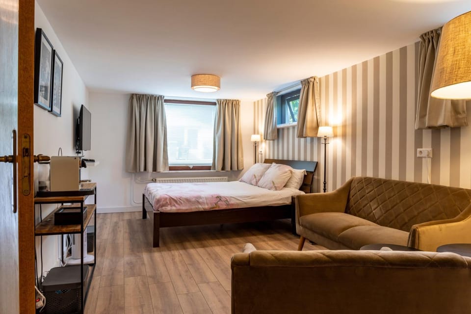 Bed, TV and multimedia, Photo of the whole room, Seating area, Bedroom