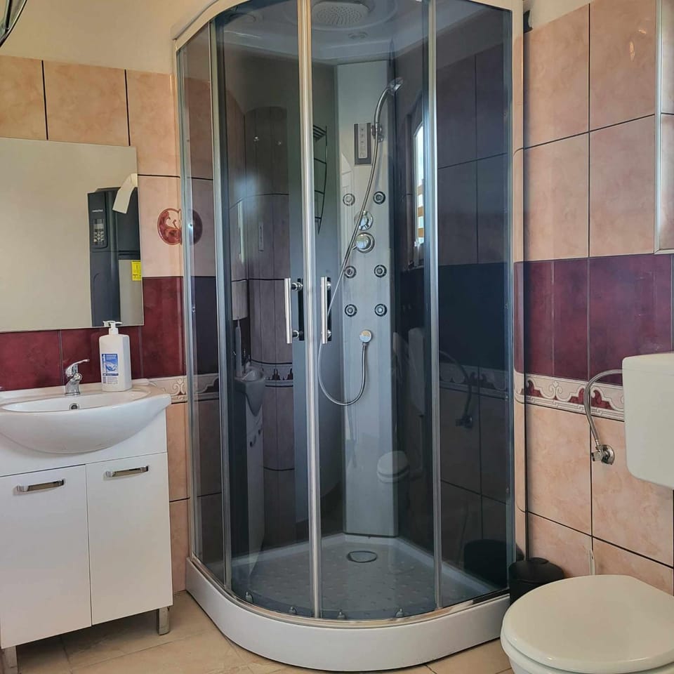 Shower, Toilet, Bathroom, towels