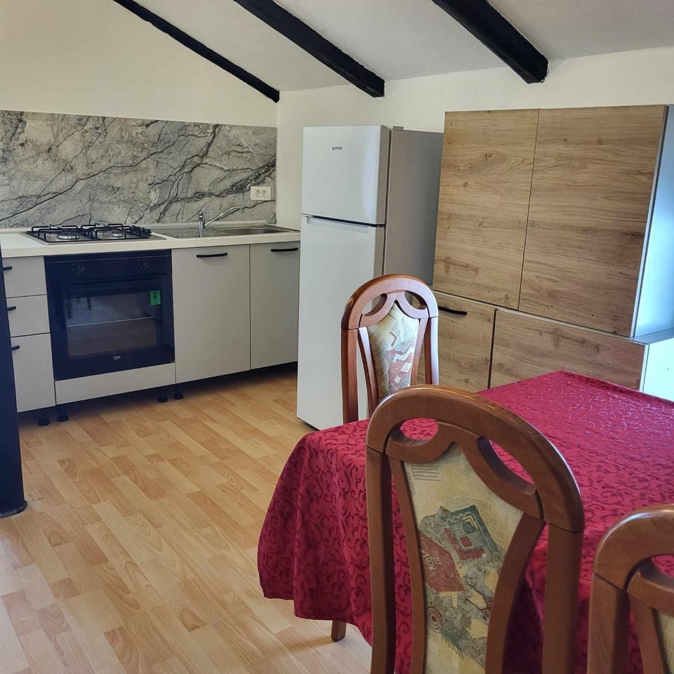 Seating area, Dining area, oven, kitchen