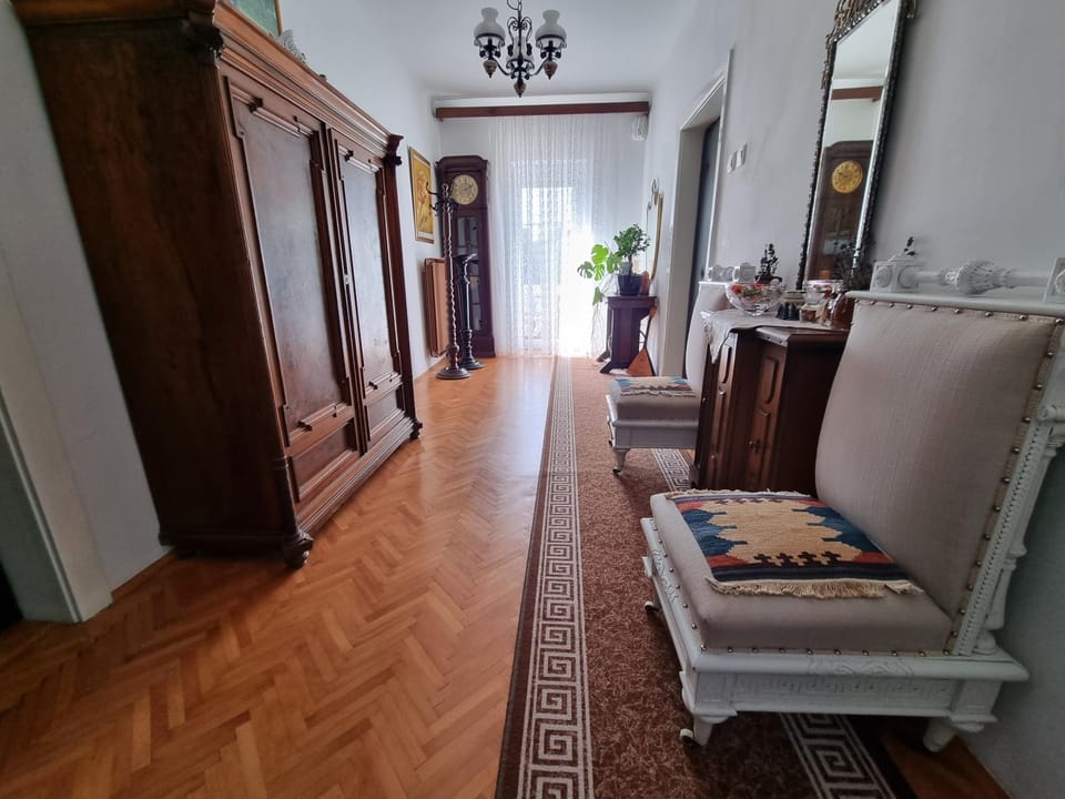 Facade/entrance, Decorative detail, Decorative detail, Seating area, wardrobe