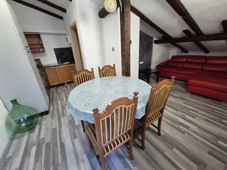 Kitchen or kitchenette, Living room, Seating area, Dining area