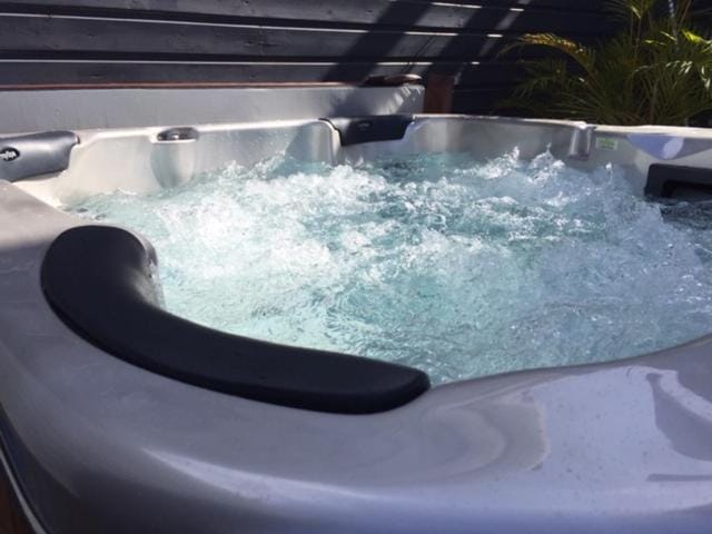 Hot Tub, Hot Tub