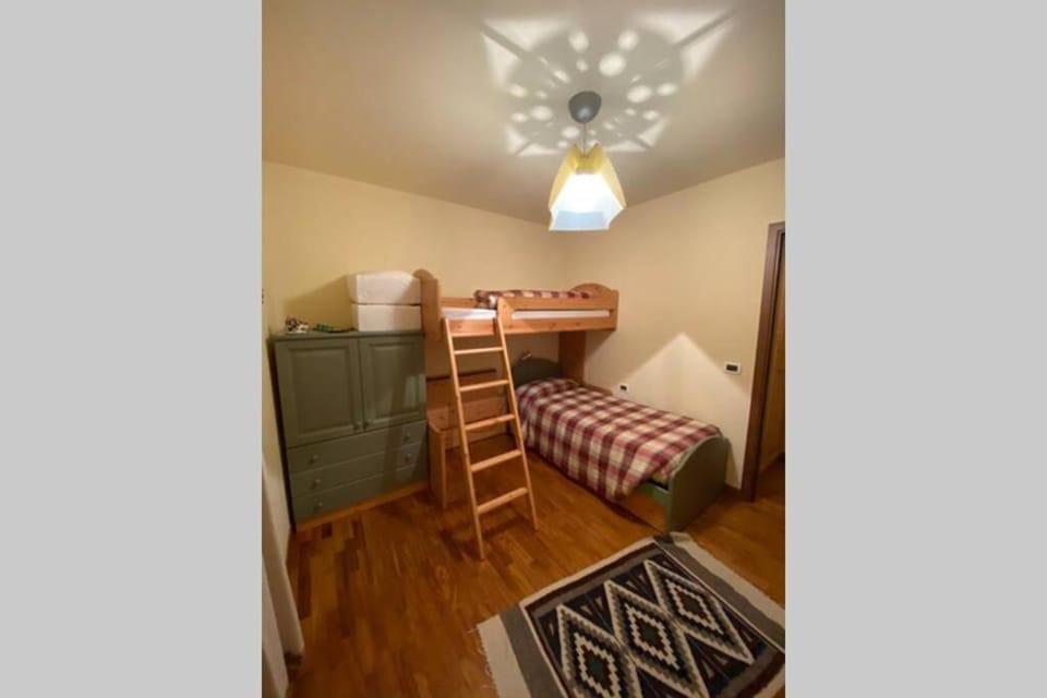 Bedroom, bunk bed