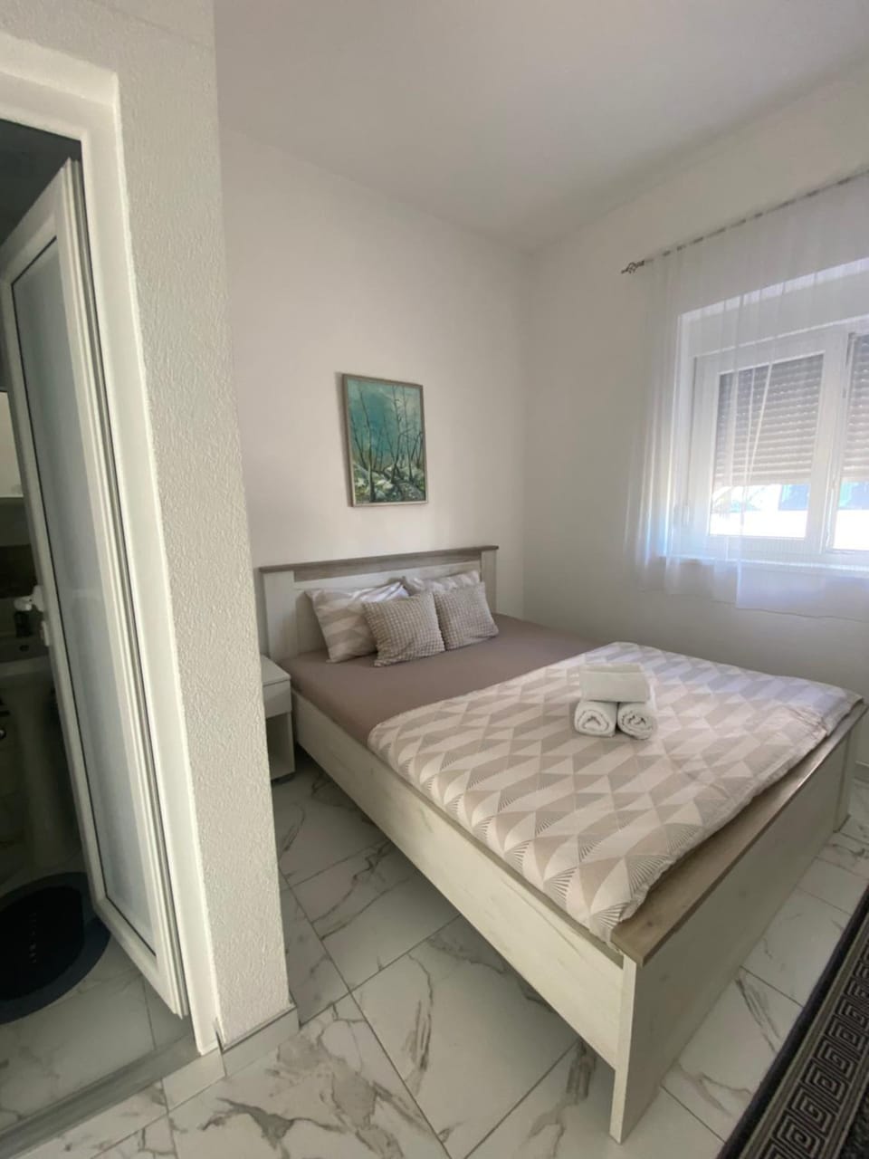 Bed, TV and multimedia, Photo of the whole room, Bedroom, towels, air conditioner