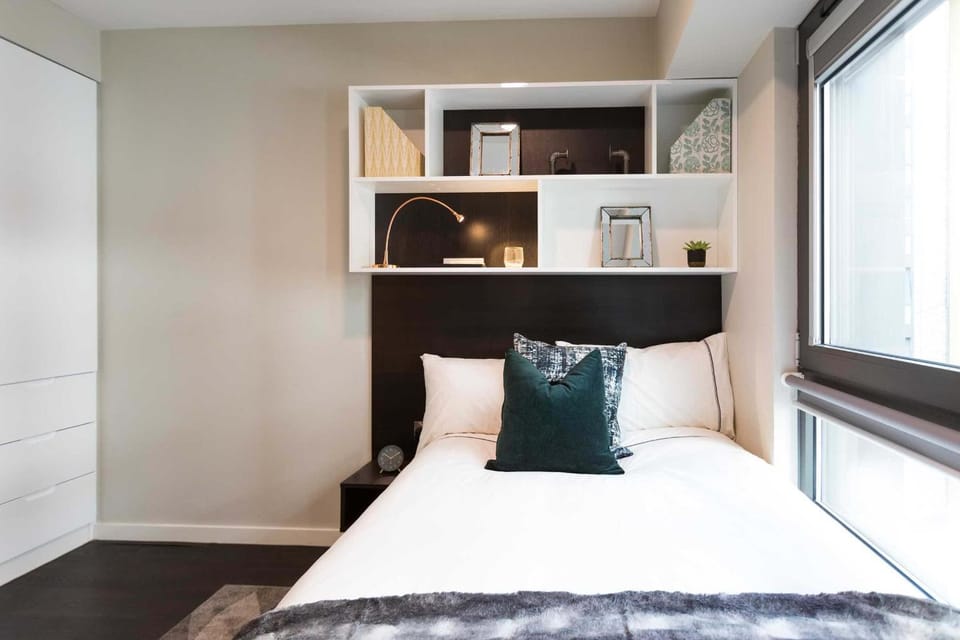 Photo of the whole room, Bedroom