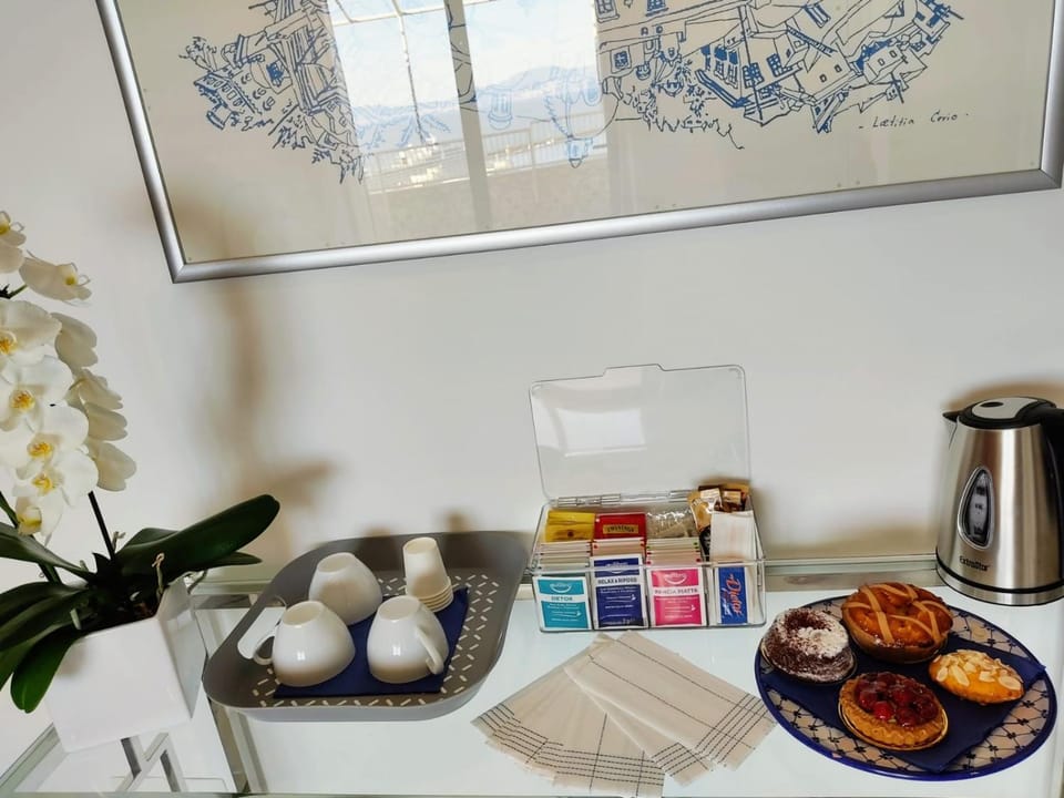 Coffee/tea facilities, Food and drinks, Breakfast