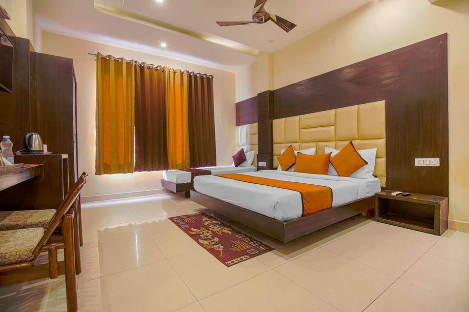 Bed, Photo of the whole room, Bedroom, fireplace