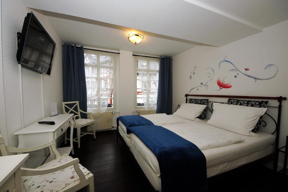 Bed, TV and multimedia, Photo of the whole room, Bedroom