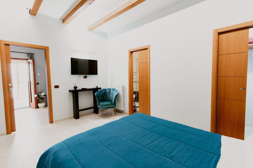 Bed, TV and multimedia, Photo of the whole room