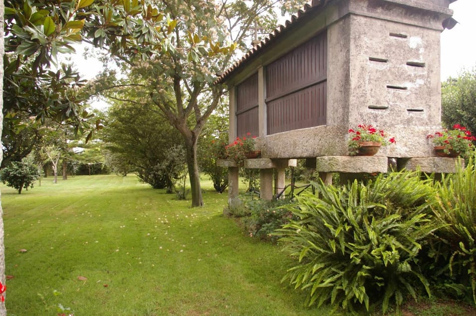 Vivienda tradicional con jardín y patio interior House in O Salnés