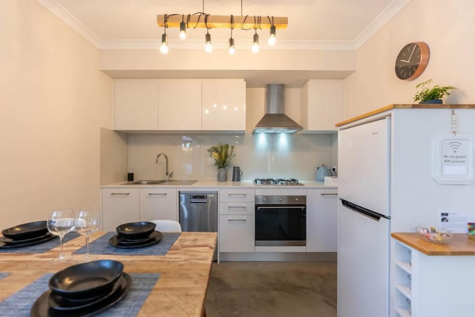 Coffee/tea facilities, Kitchen or kitchenette, Decorative detail, Dining area