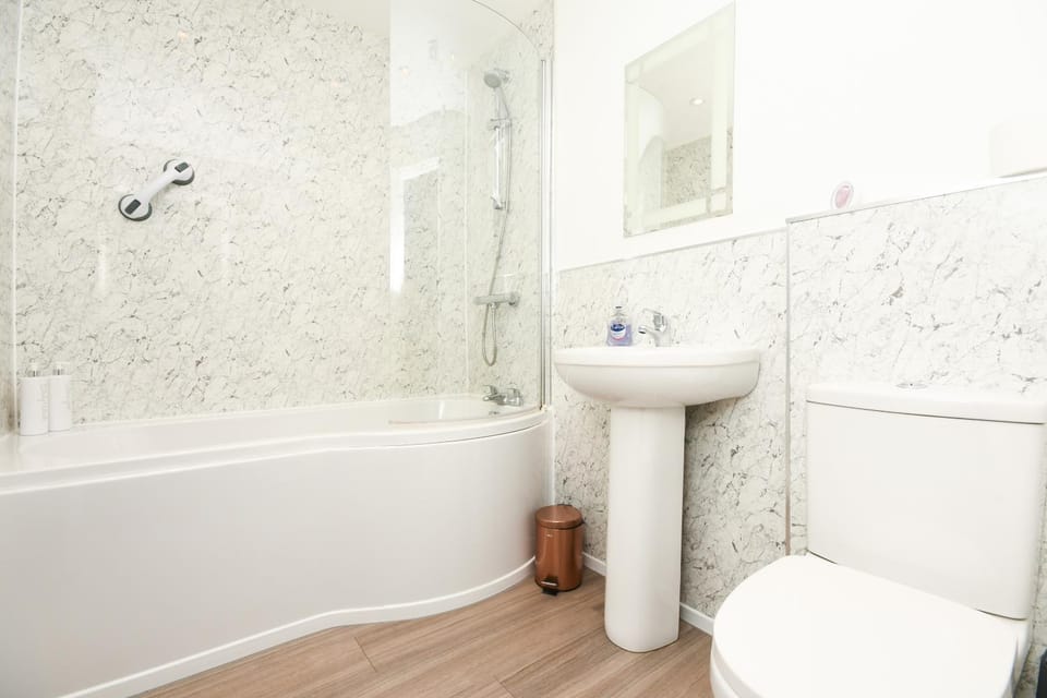 Morden house close to City centre & The Peaks House in Chesterfield