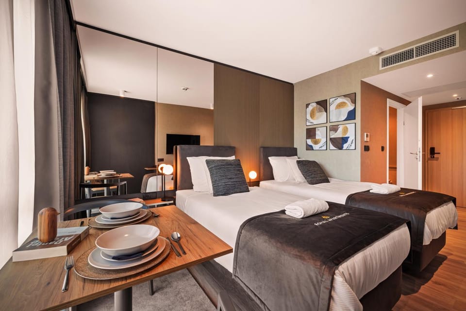 Bed, TV and multimedia, Coffee/tea facilities, Kitchen or kitchenette, Photo of the whole room, Dining area, Bedroom, flat iron, microwave