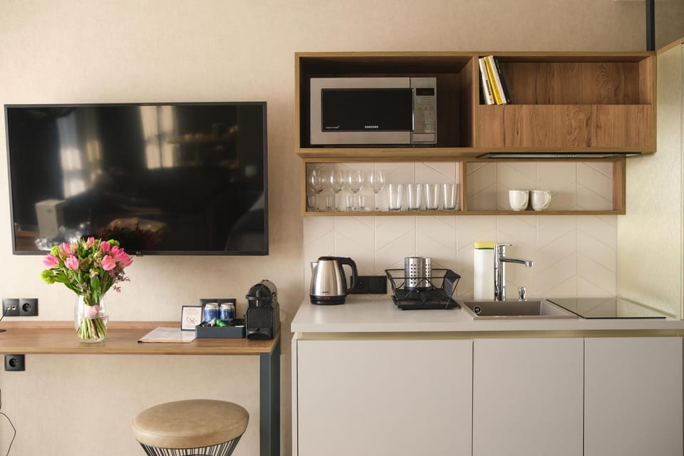 TV and multimedia, Coffee/tea facilities, Kitchen or kitchenette, Food and drinks, microwave, stove