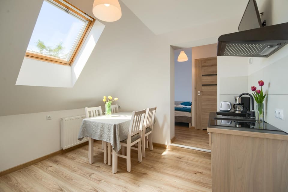 Coffee/tea facilities, Kitchen or kitchenette, Dining area